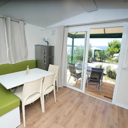 Сasa de vacaciones Mobile Homes In Camp Kovacine, Cres, With Long Pebble Cres