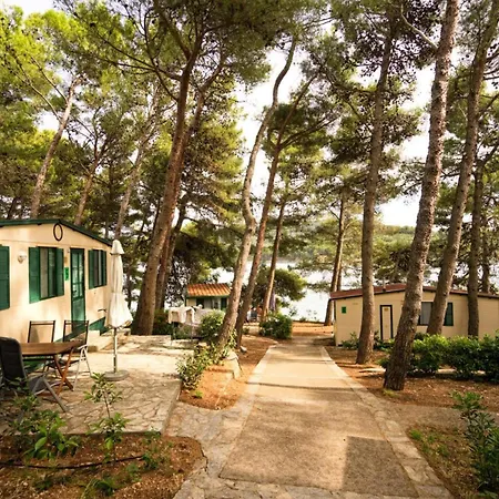 別荘 Mobile Homes In Camp Kovacine, Cres, With Long Pebble *