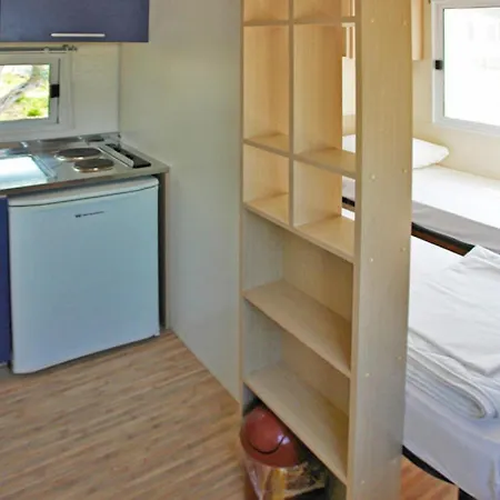 Mobile Homes In Camp Kovacine, Cres, With Long Pebble 別荘 *