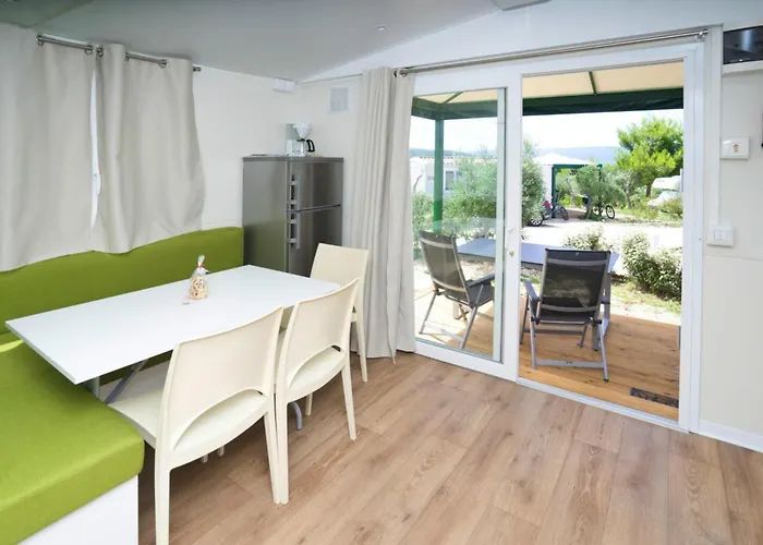 Hébergement de vacances Mobile Homes In Camp Kovacine, Cres, With Long Pebble Cres