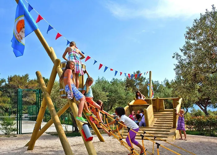 Hébergement de vacances Mobile Homes In Camp Kovacine, Cres, With Long Pebble